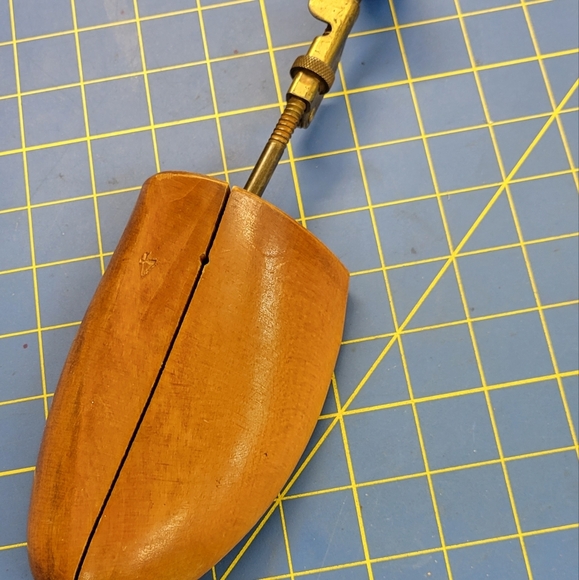Adjustable Cedar Wood 1 Shoe Trees - Picture 1 of 7